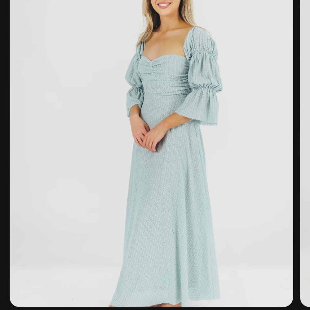 Beautiful dress, worn once for family photos.